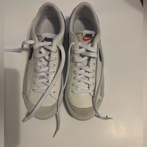 Nike women’s Sneaker